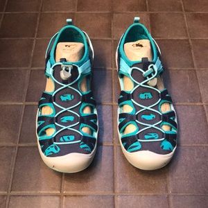 Keen Moxie Sandal — size 6 youth